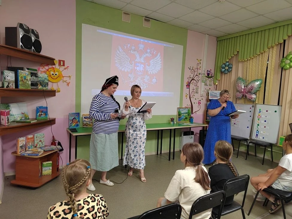 Сегодня ребята из пришкольного лагеря "Юнга" посетили районную библиотеку 📚🌟. Там проходило меропр