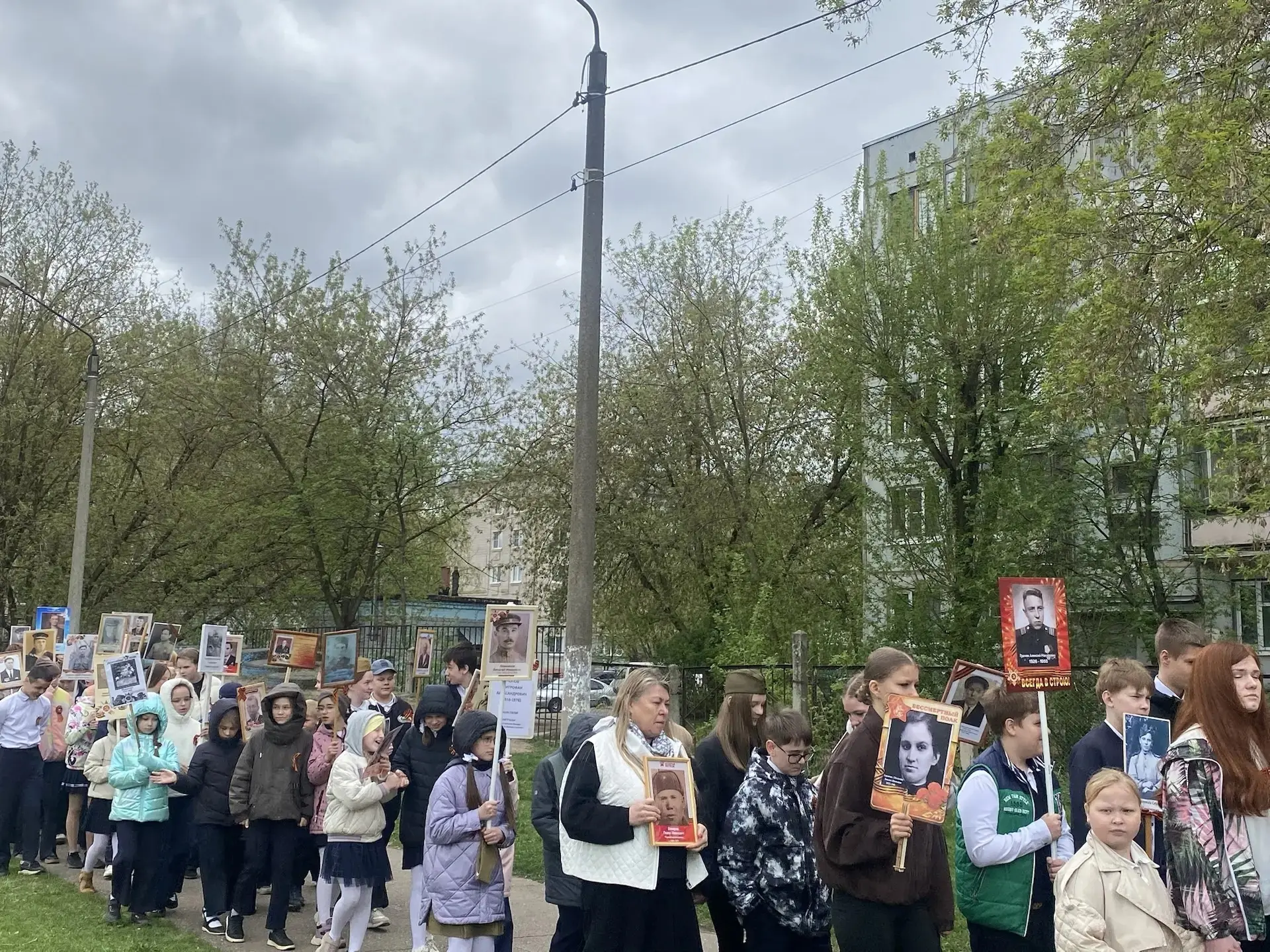 НАШ БЕССМЕРТНЫЙ ПОЛК  9 мая – день в нашей стране особенный. Это и праздник, и печаль одновременно. 