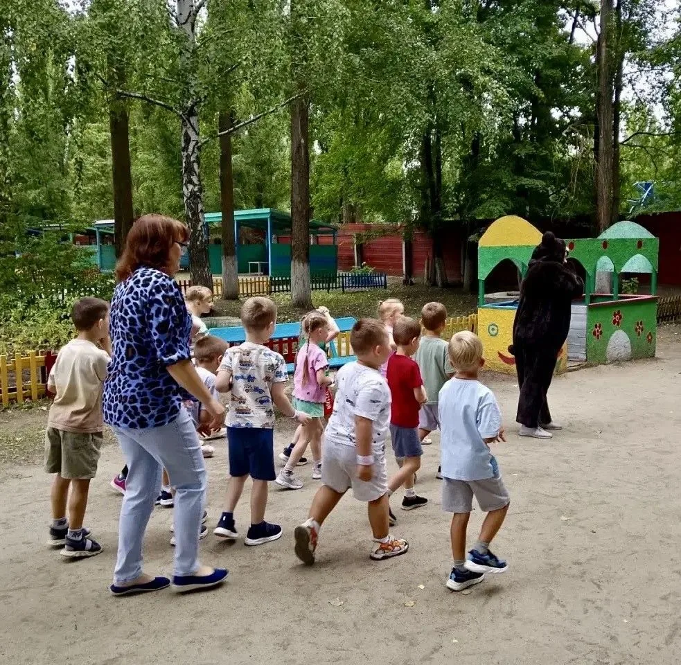 Накануне празднования Дня флага прошла квест‑игра: 🎉 воспитанники групп «Воробушек», «...