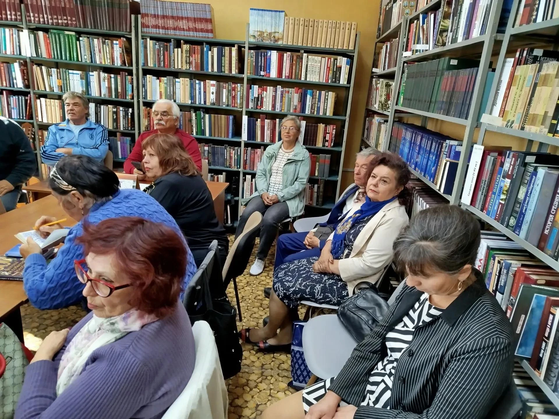 Поэзия, музыка и душевное тепло: как прошел вечер в библиотеке им. Карамзина 🎶📖
