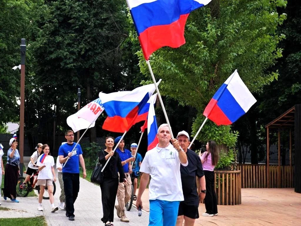 Праздничное шествие с триколорами в Беличьем парке в честь Дня России 🇷🇺