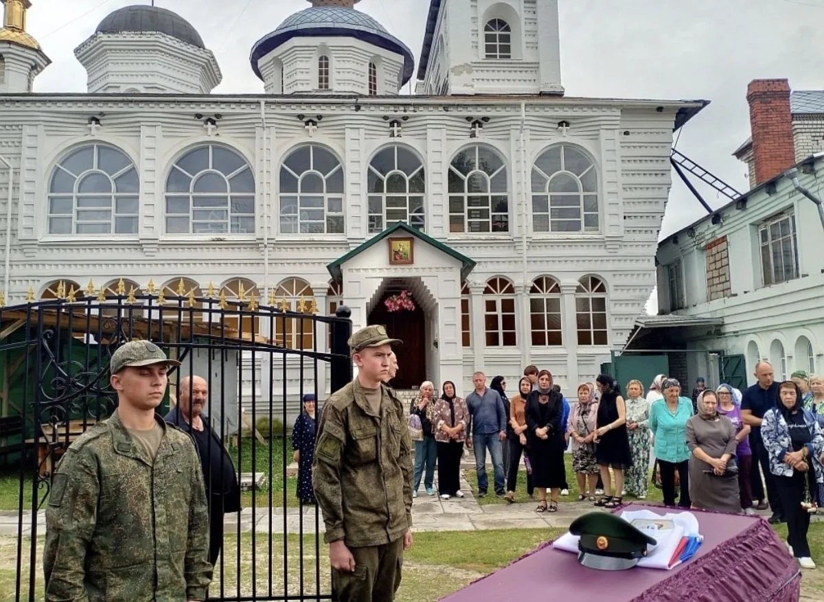В Навлинском районе проводили в последний путь погибшего героя СВО Дмитрия Рожкова
https://newsbryan