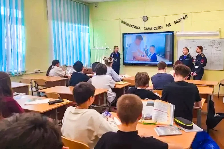 🚒 Спасателями не рождаются — ими становятся. А начинается всё с таких встреч.  В нашей школе прошло 