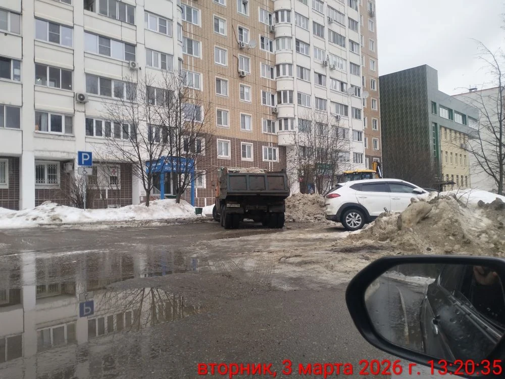 Очистка от снега и его вывоз, с проезжей части и тротуаров ул.1-я Коммунистическая д.31