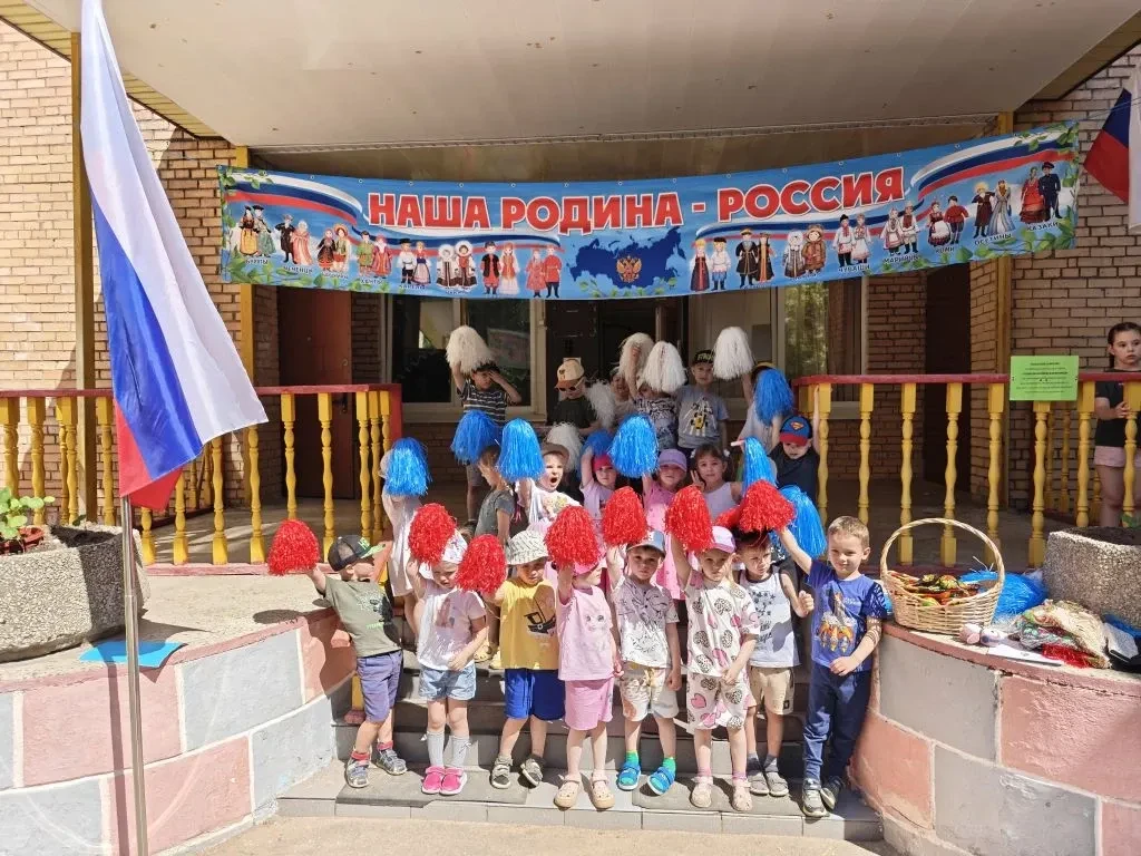 Нам праздники для радости даны,

Мы знаем их немало, самых разных,

Но день России, день родной стра