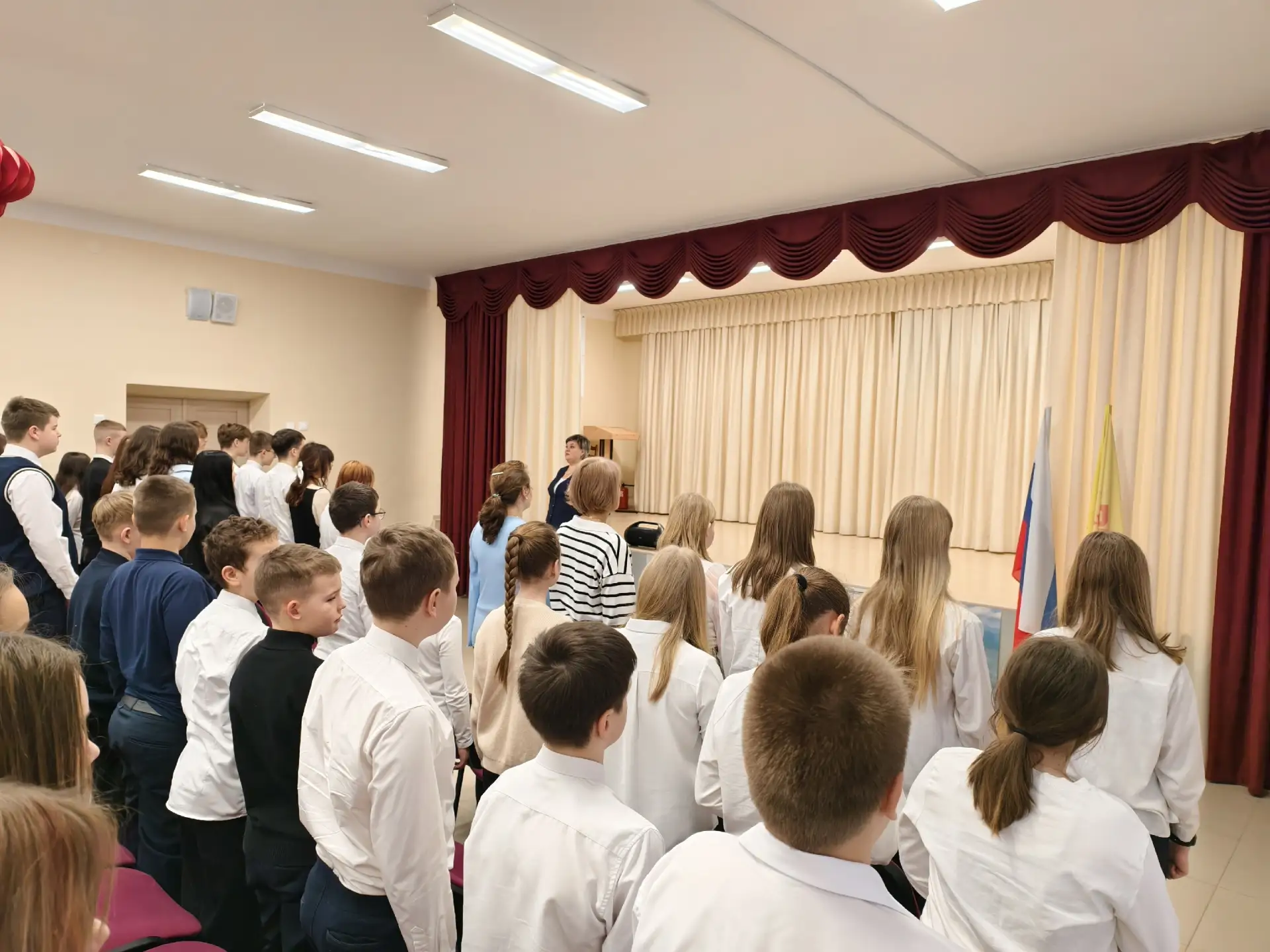 🇷🇺ПЕРВАЯ ШКОЛЬНАЯ ЛИНЕЙКА В НОВОМ ГОДУ: С НОВЫМ ГОДОМ, С НОВОЙ ЧЕТВЕРТЬЮ!🇷🇺
