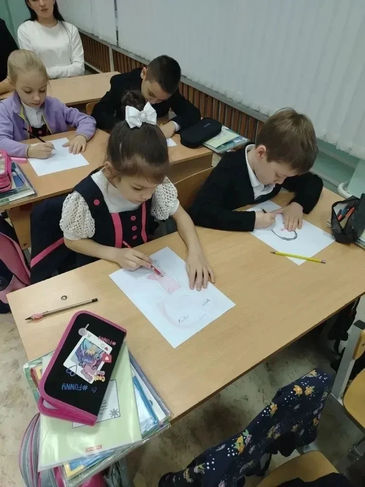 💥Ученики 1 "В" класса присоединились к акции "Моя мама - мой супергерой" и провели конкурс рисунков 