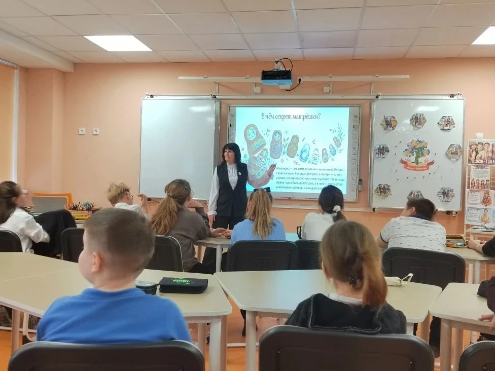 Семь дорог — один путь к дружбе! 🇷🇺🗺️🌳 Сегодня библиотека МБОУ СОШ № 43 превратилась в настоящий цен