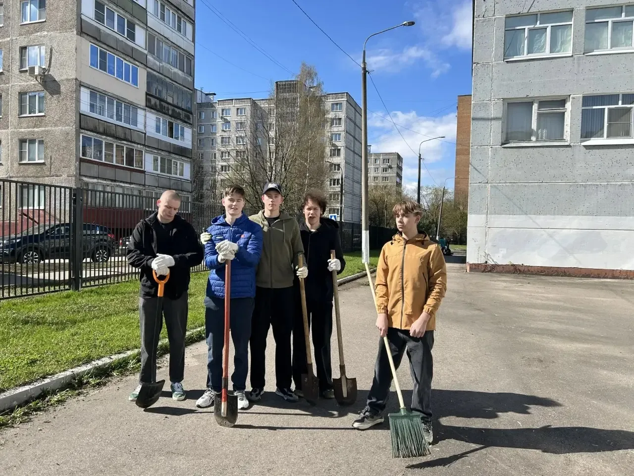 Благодаря прекрасной погоде на субботник сегодня вышли 10А и 7Л4 классы. Продолжаем наводить чистоту