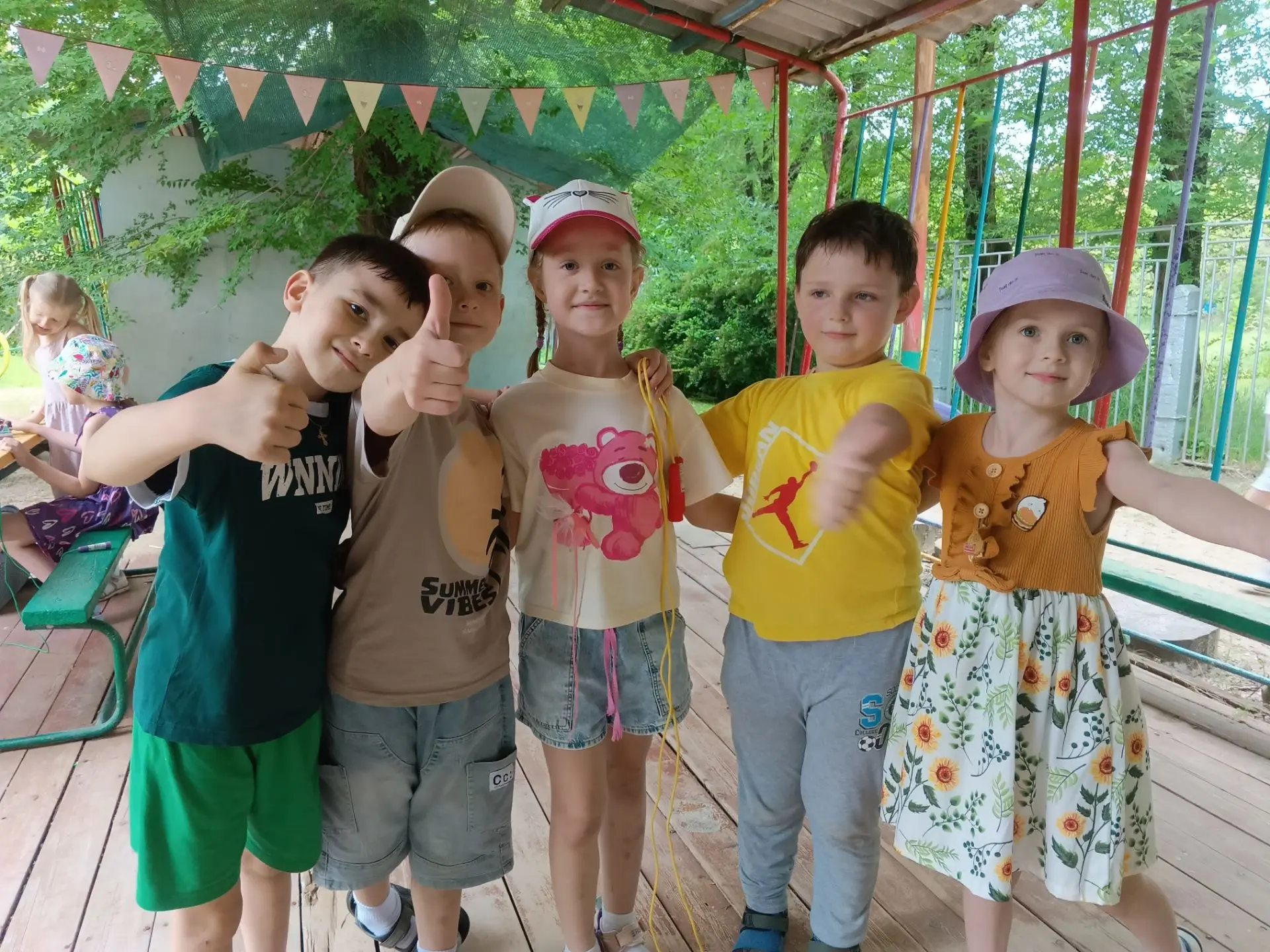 Лето это  маленькая жизнь!
Прогулка в детском саду это увлекательное времяпровождение👍
Во время про