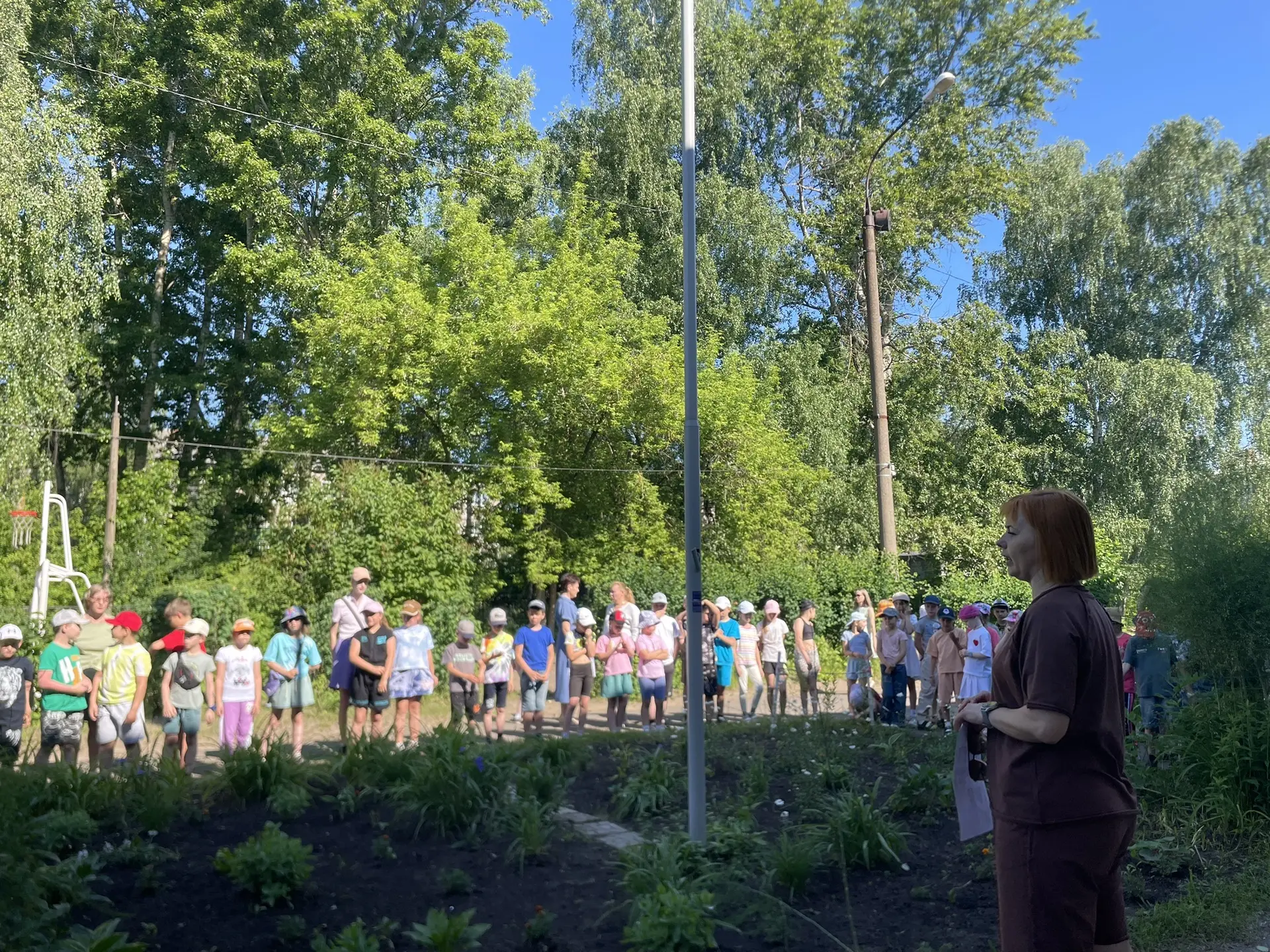 📅 8 день в пришкольном лагере: новый день, новые открытия!
☀️ Утро началось с традиционной зарядки,