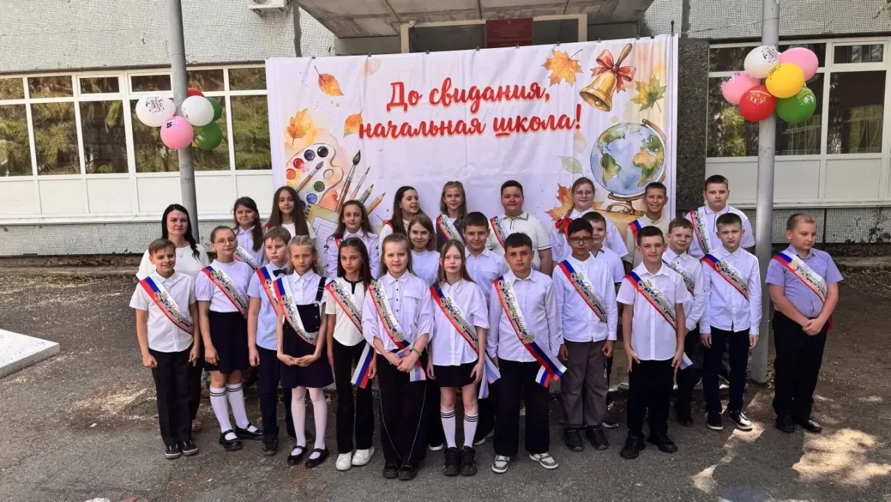 25 мая в школе прошел праздник «Прощай, начальная школа!» для учащихся 4-го класса и их...