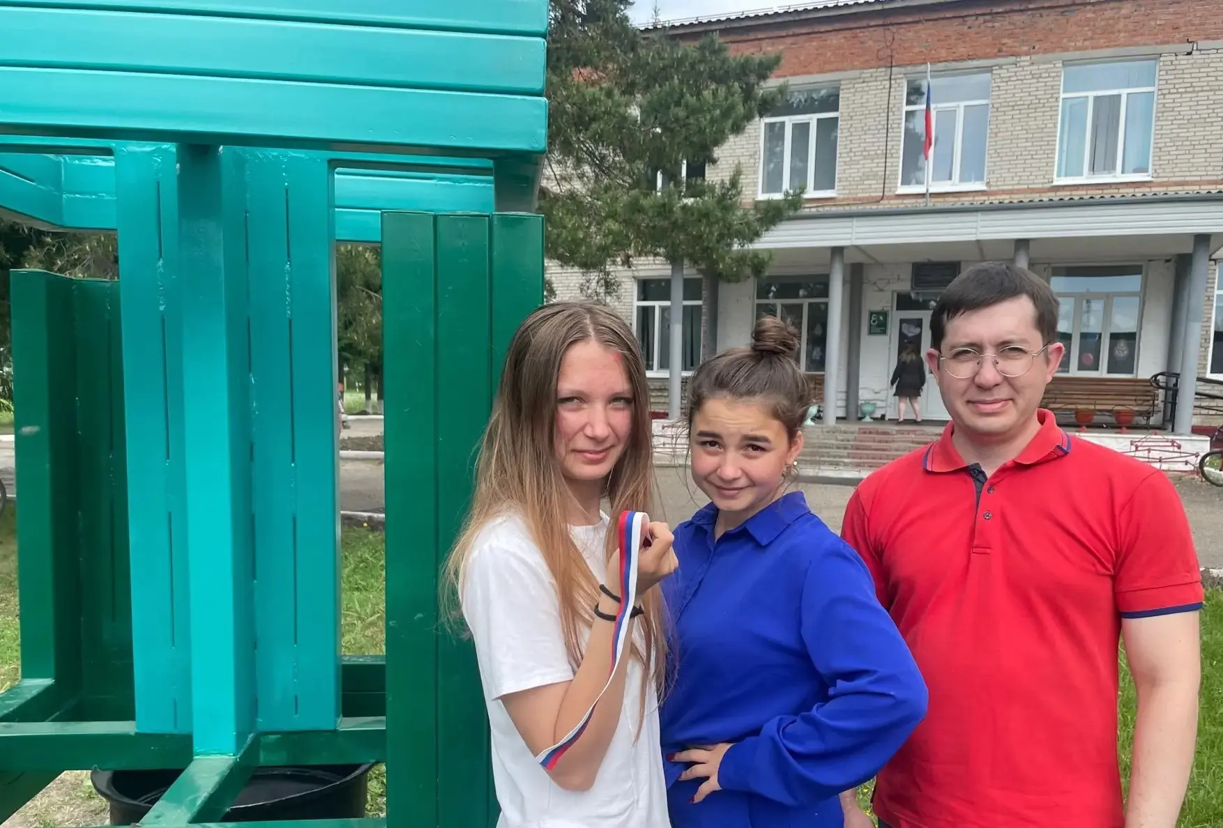 А ещё накануне Дня России мы запустили фоточеллендж "Поймай триколор в обычном кадре" 🇷🇺

Белый - 