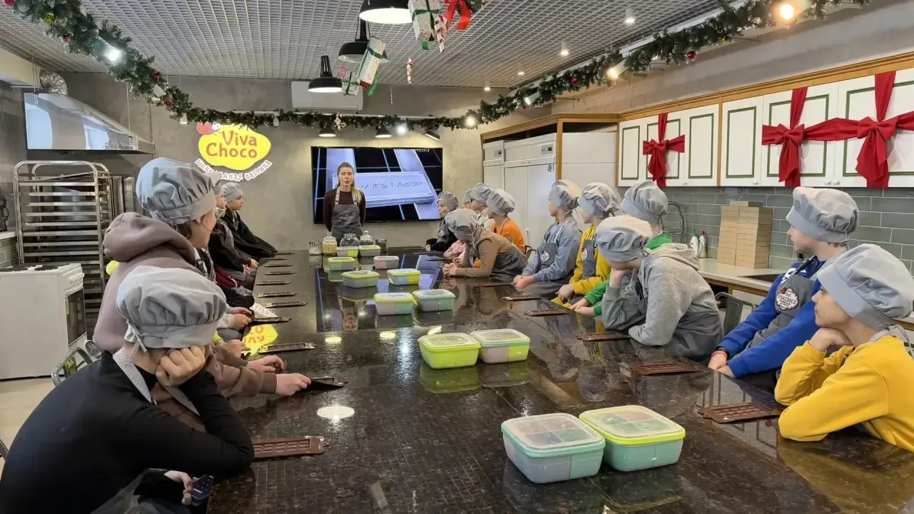 🍫Недавно учащиеся 4 «В» класса совершили незабываемую экскурсию на кондитерскую фабрику «Viva Choco»