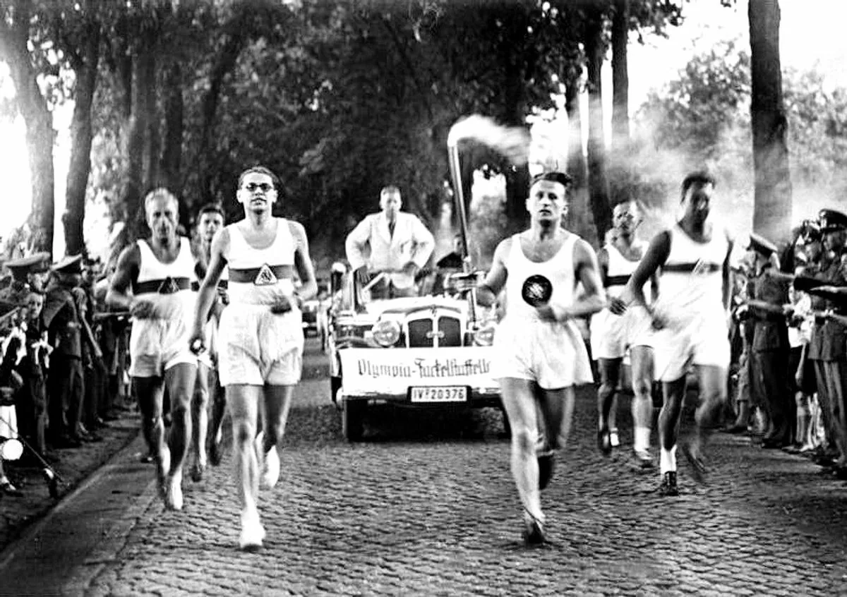 Эстафета олимпийского огня на подходе к Берлину, 1936 год.