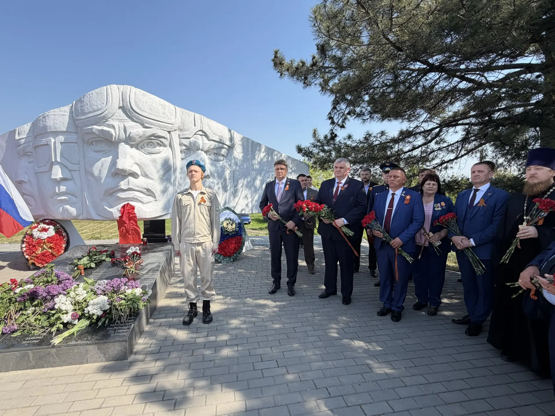 Глава Азовского района Сергей Комаров возложил цветы к мемориалу в Кулешовке  Сегодня, в День Победы