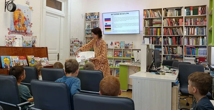 Три цвета, одна история, бесконечная гордость. Более 300 лет российский триколор объеди...