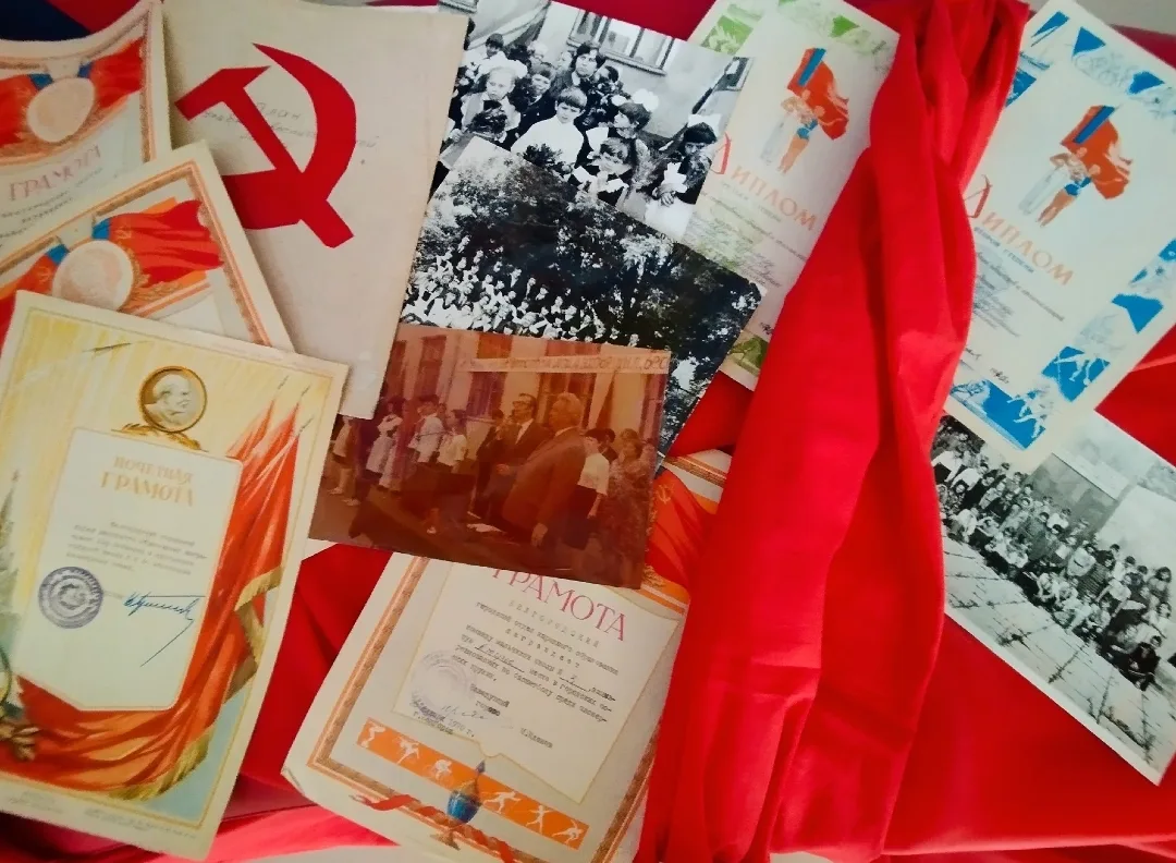 19 мая - День пионерии!  Сегодня в атриуме гимназии на выставке можно увидеть атрибуты советского де