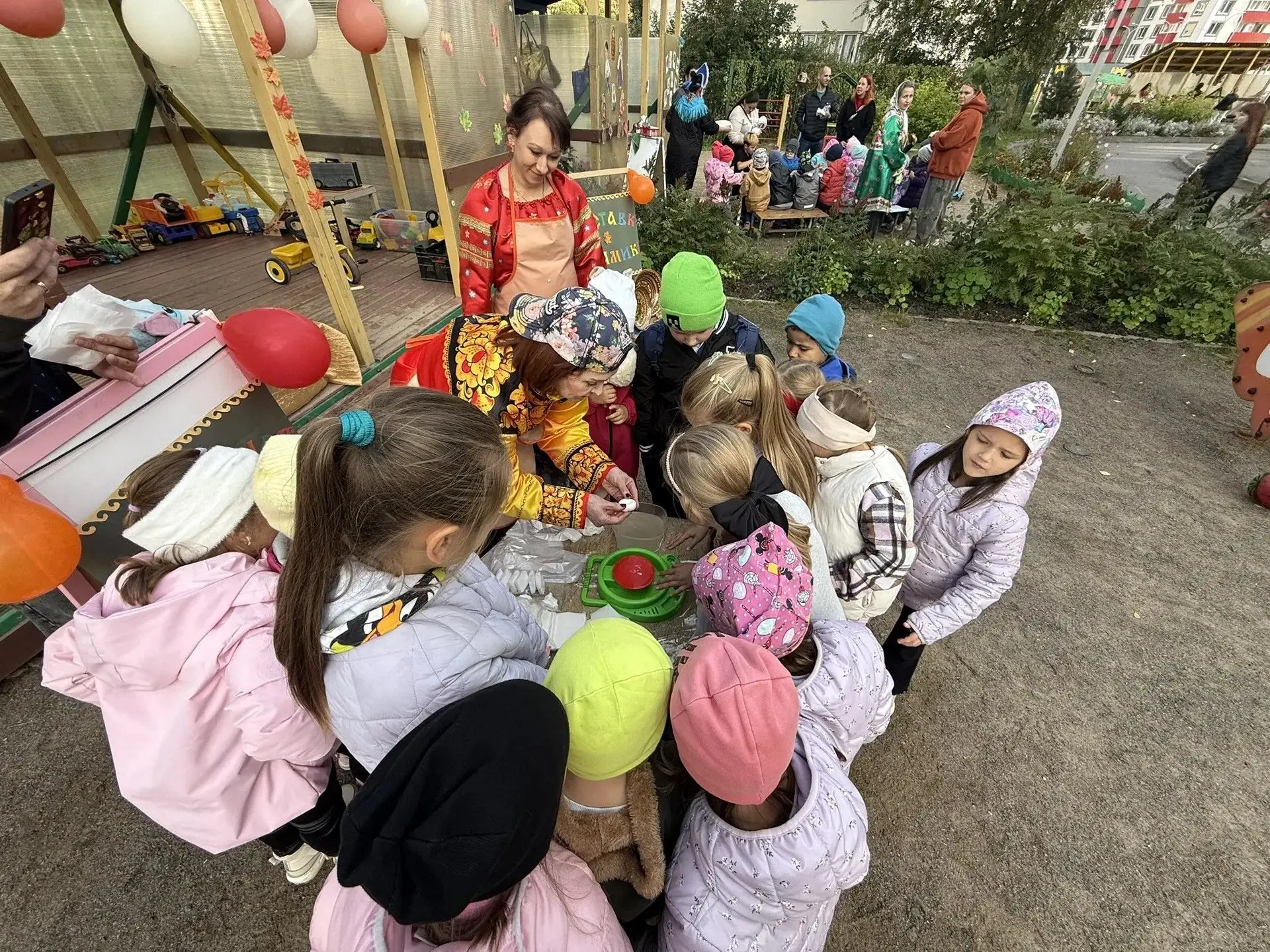 «Затейники» стали участниками ярмарки — и доказали: сила, ловкость и веселье лучше всег...
