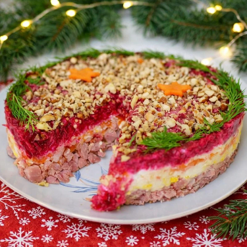 КОПЧЁНОЕ МЯСО, СЛАДКОВАТАЯ СВЁКЛА, НЕЖНЫЙ СЫР И ЛЁГКАЯ ЧЕСНОЧНАЯ НОТКА СОБИРАЮТСЯ В ИДЕ...