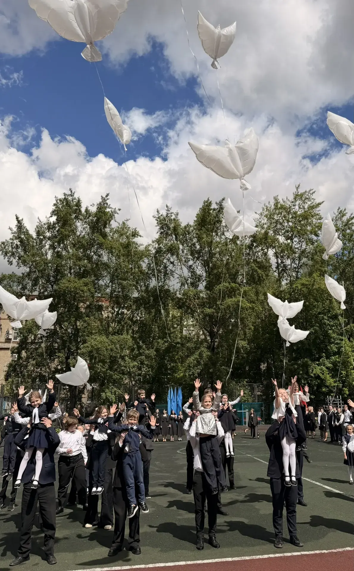 🎓 Последний звонок — начало нового пути  Последний звонок в 11 классе — особенный, трогательный и оч