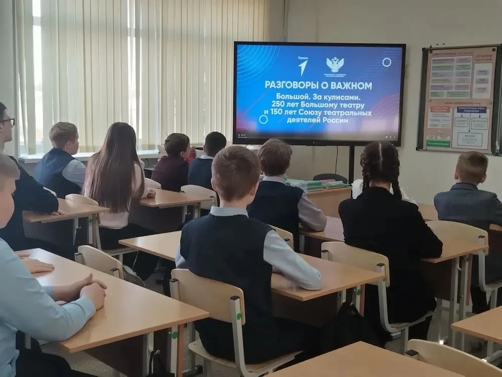 📌В МОУ «Глебовская СОШ» утро для школьников началось традиционно с торжественной линейки , церемонии