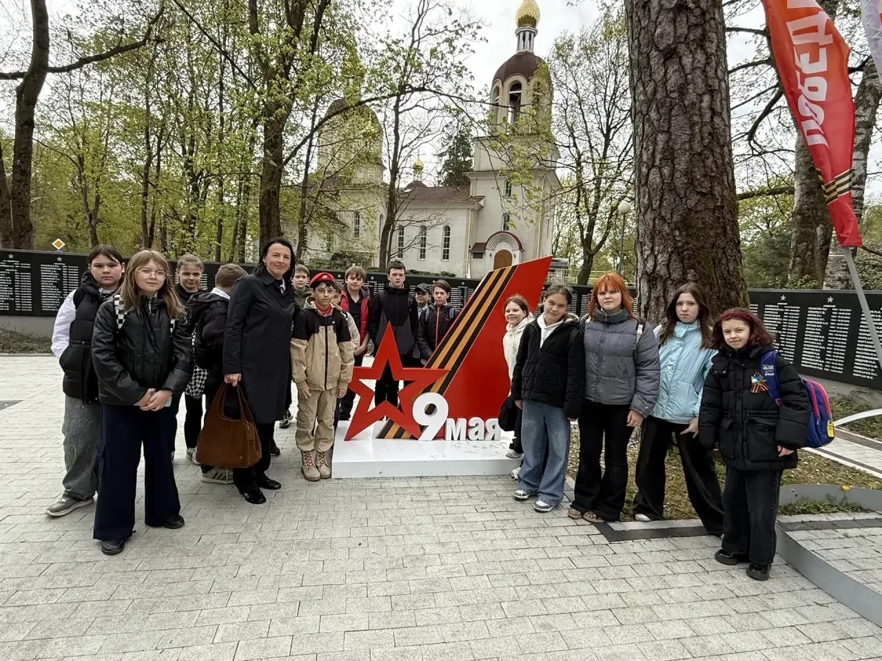 🕊️ На Мемориальном комплексе на братской могиле советских воинов в пос. им. А. Космодемьянского сост