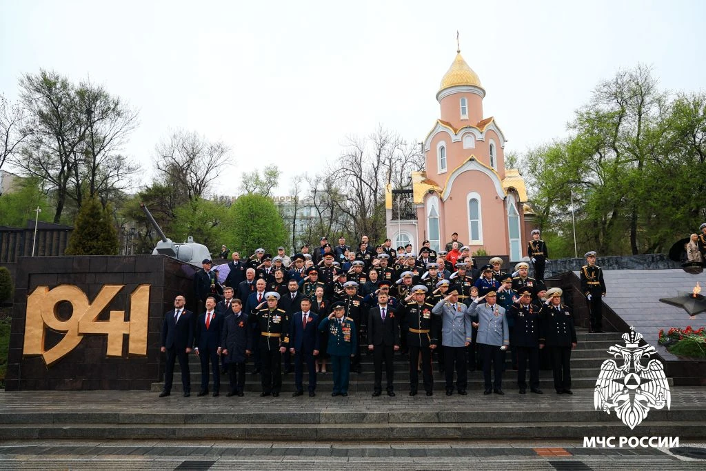 У Вечного огня — в знак памяти и благодарности  На Корабельной Набережной у Вечного огня мемориала «