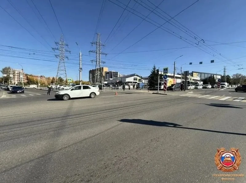 В Иркутске Toyota Corolla сбила двух детей на самокатах