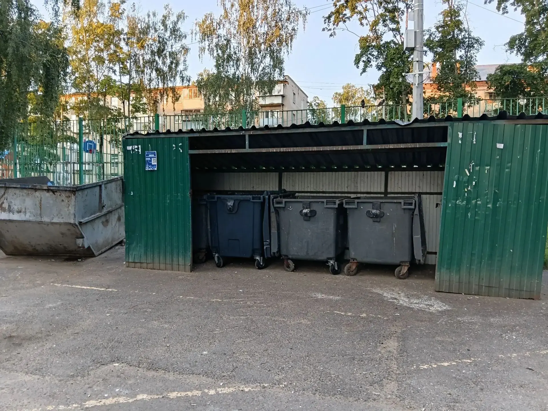 Проводим ежедневную уборку контейнерных площадок.