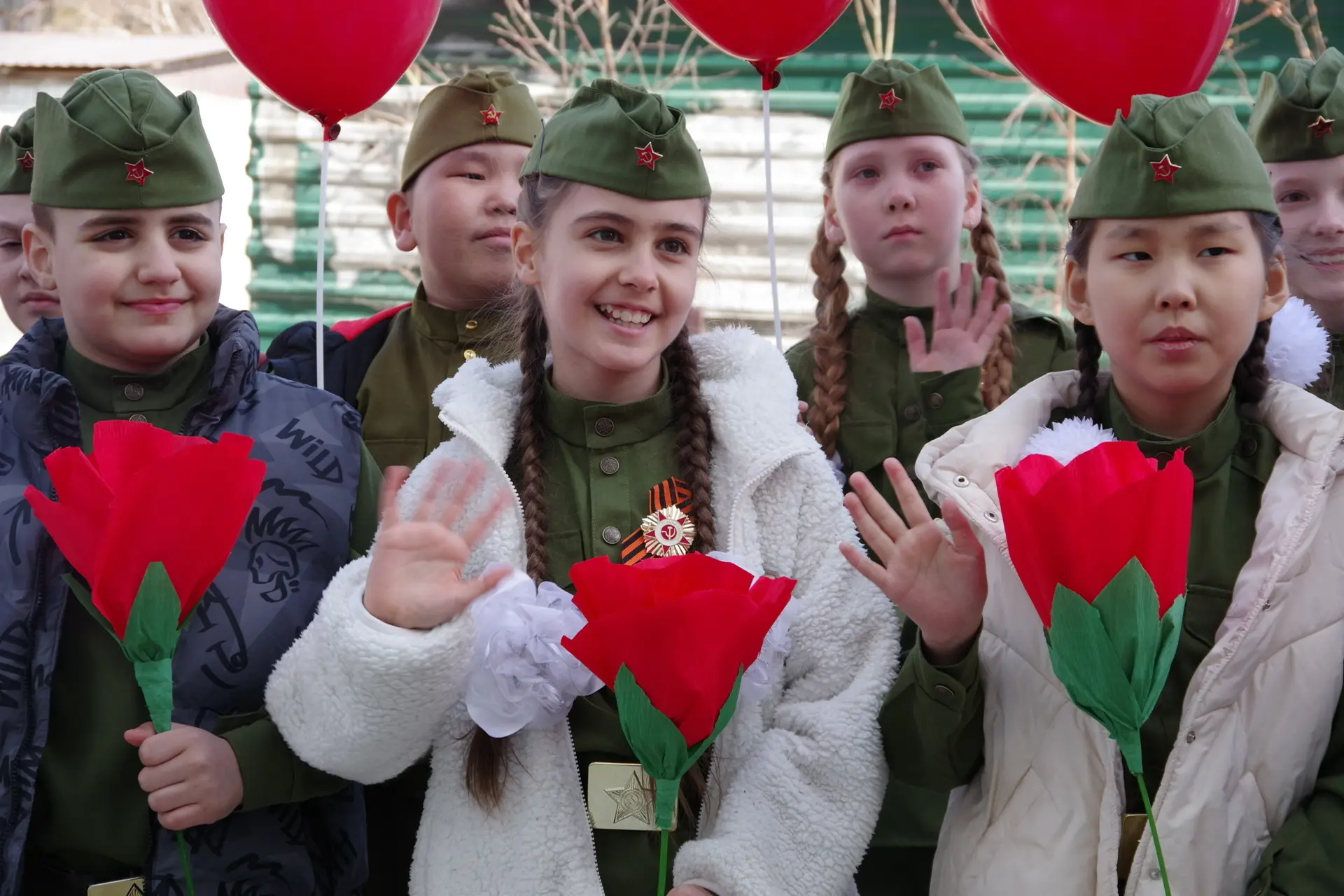 🤩 В Якутске поздравили участника Великой Отечественной войны в рамках акции «Поём двором»  В преддве