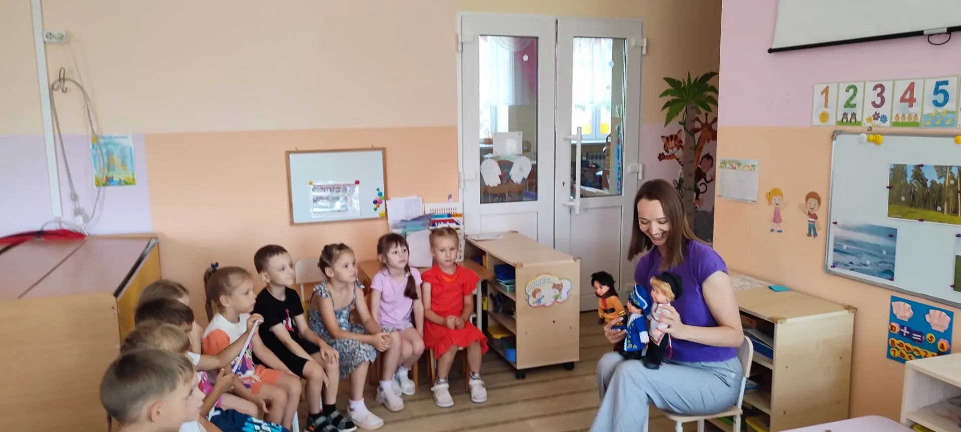 В гости к ребятам старшей группы 3.1 и 3.2 приходили куклы Иван, Аян и Лелекай - представители разны