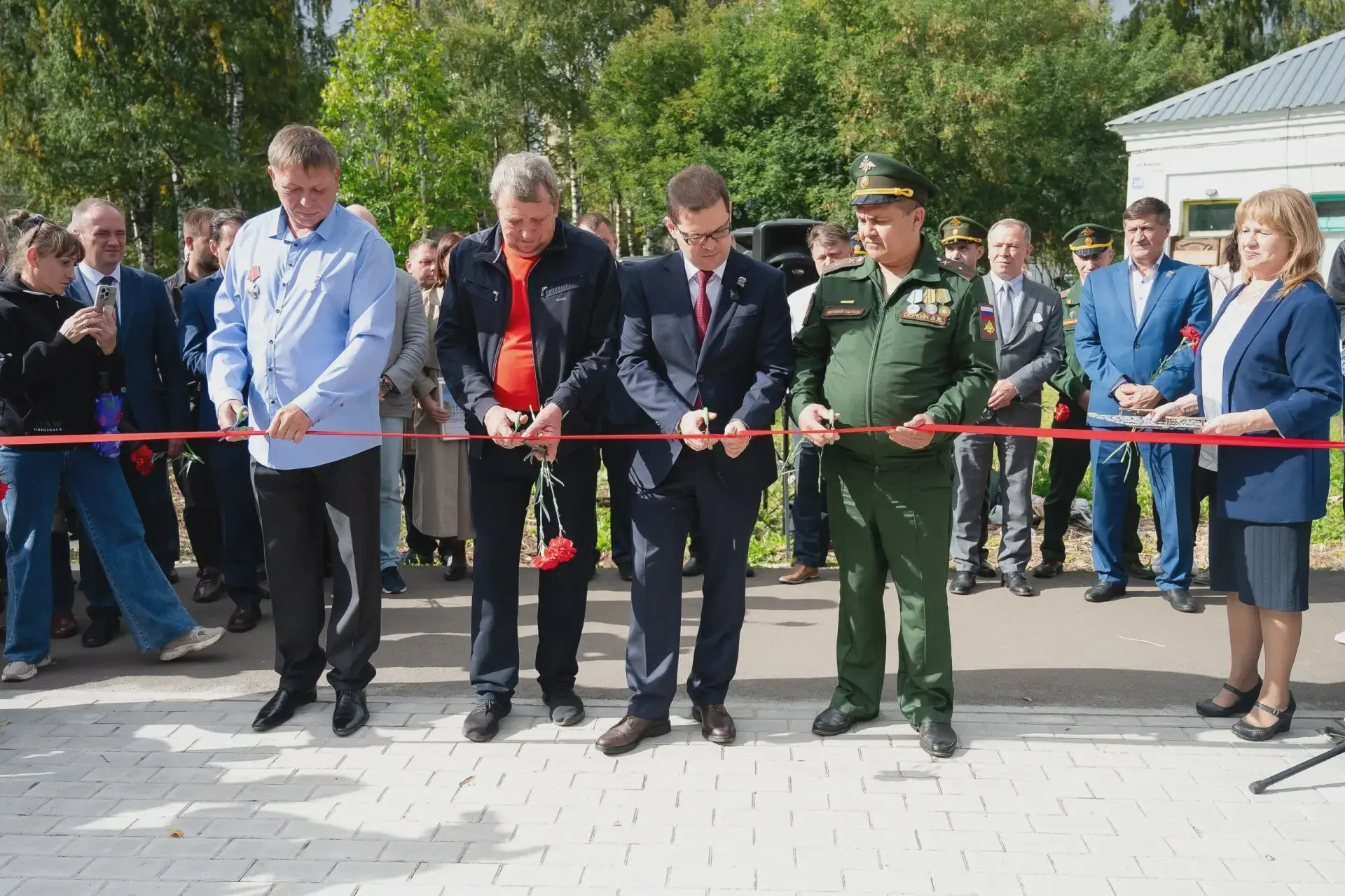 🕊️ В Вахрушах открыли Аллею Славы
