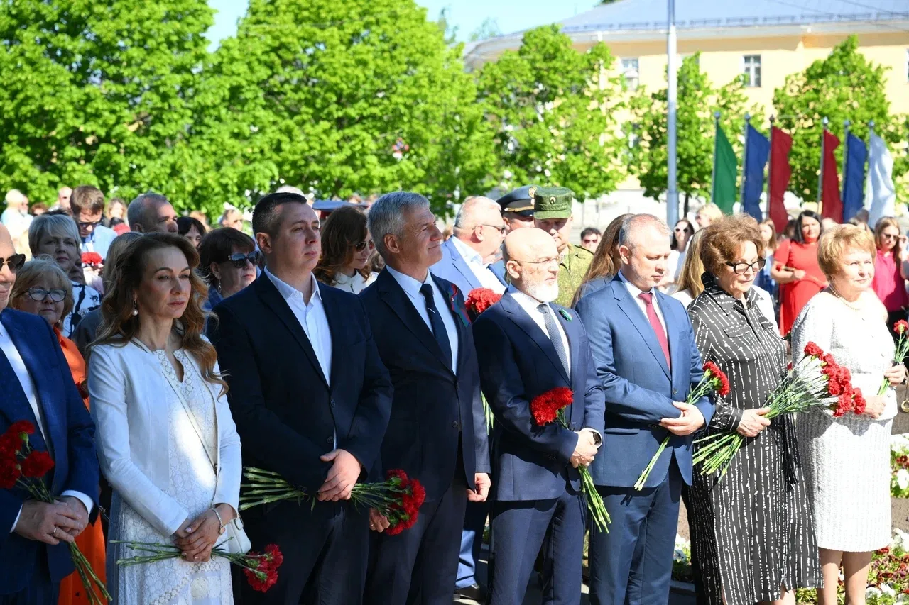 Жители Петрозаводска возложили цветы в День Карелии