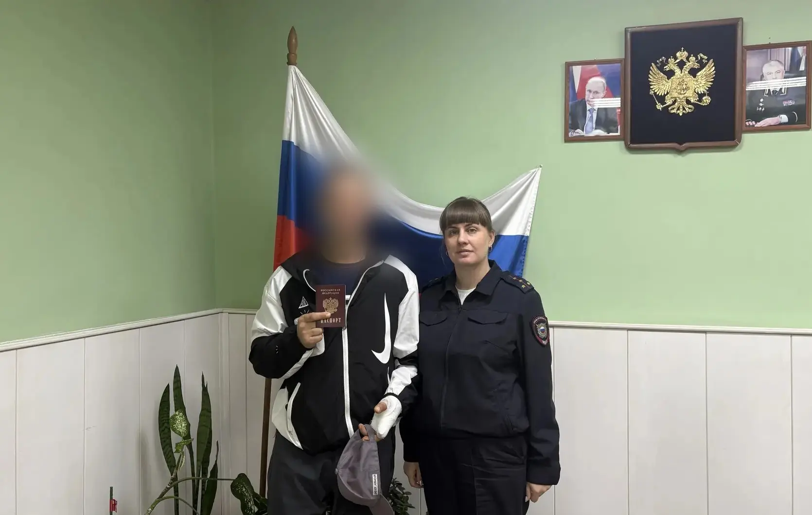 В Коркинском округе сотрудники полиции в короткие сроки восстановили паспорт участнику СВО

Сотрудни