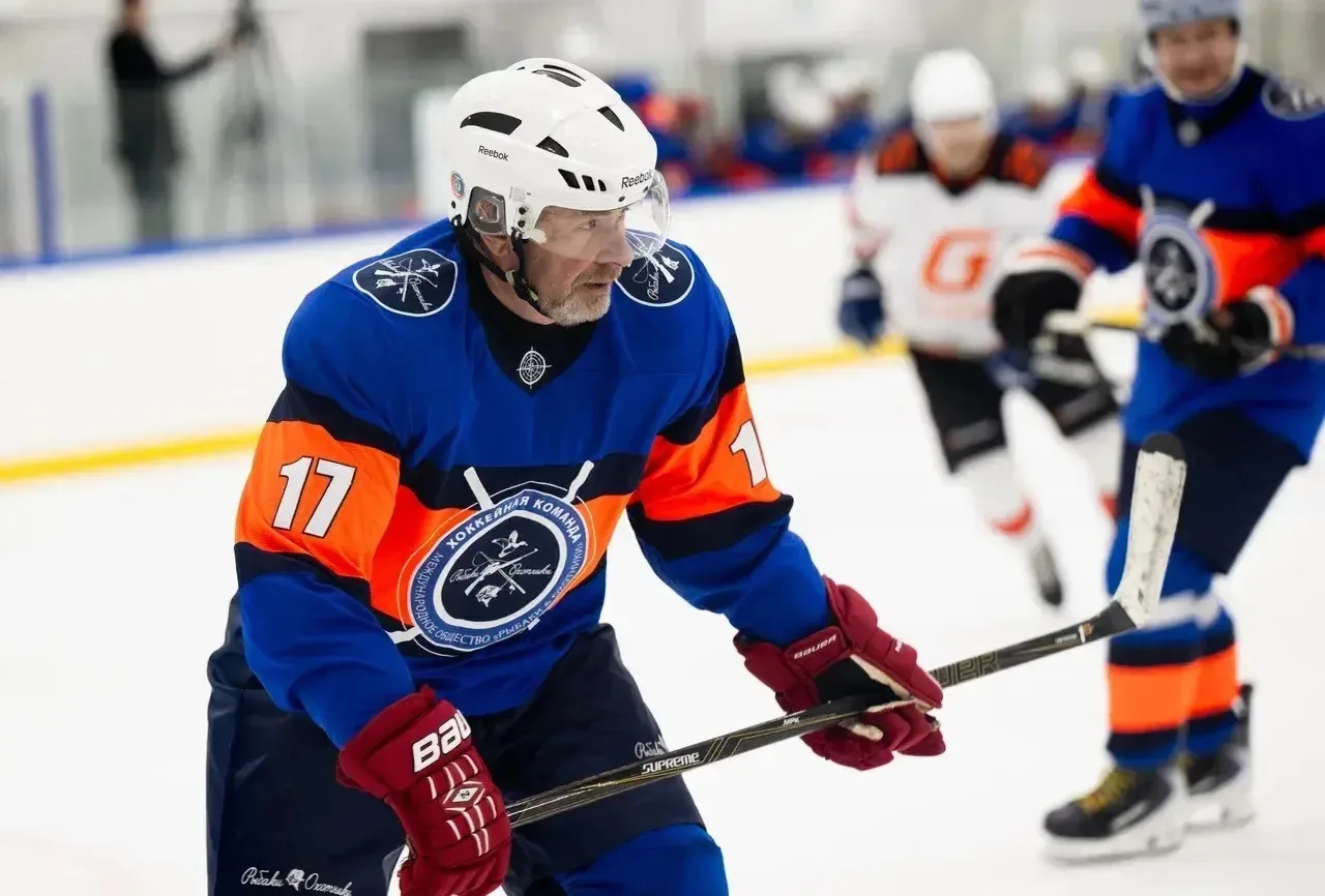 Контрасты вторника: совещание с губернатором и шайба за полночь 🏒