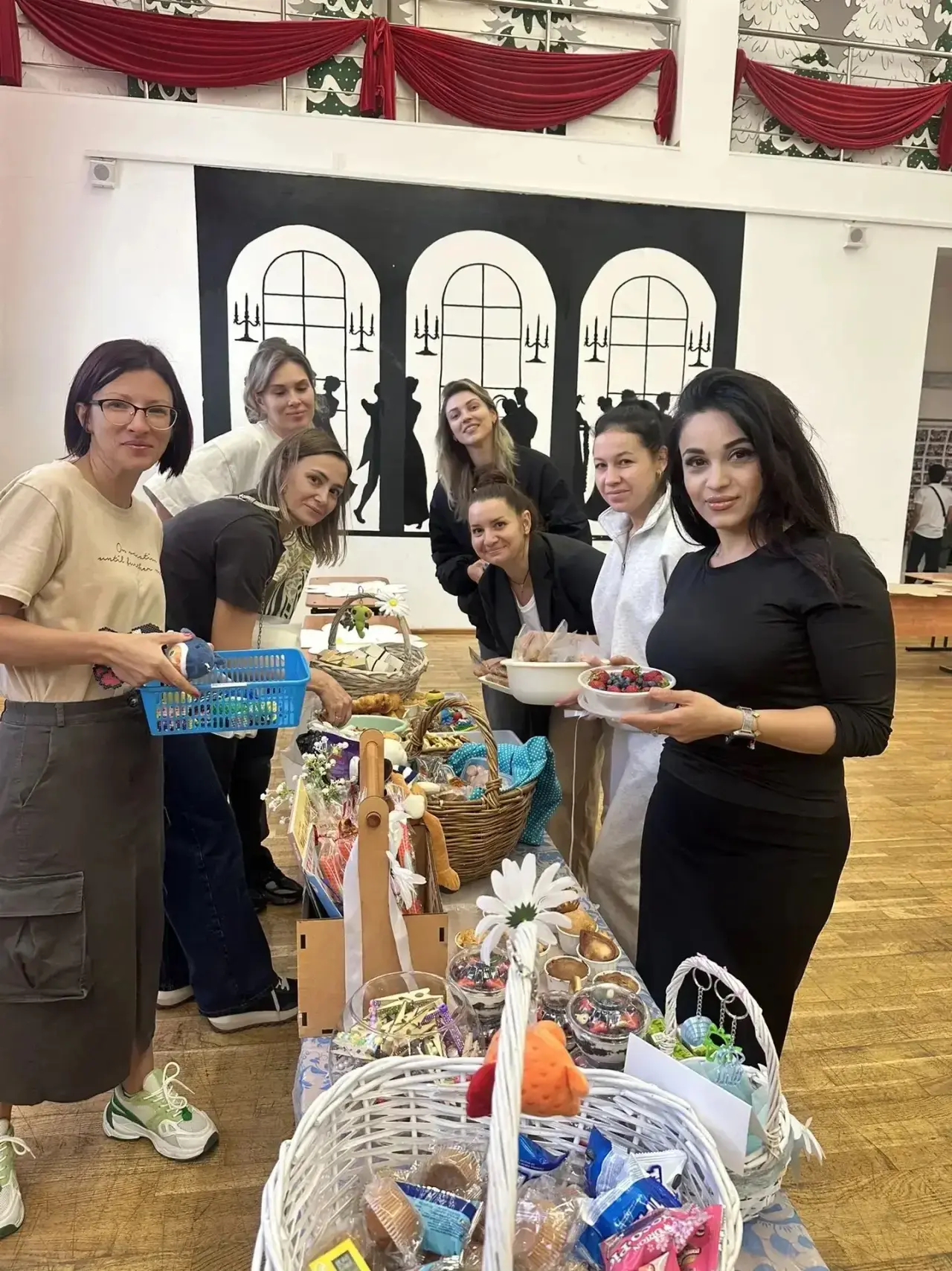 В МБОУ Школа «КвантУм» вновь прошла традиционная благотворительная ярмарка «Белый цвето...