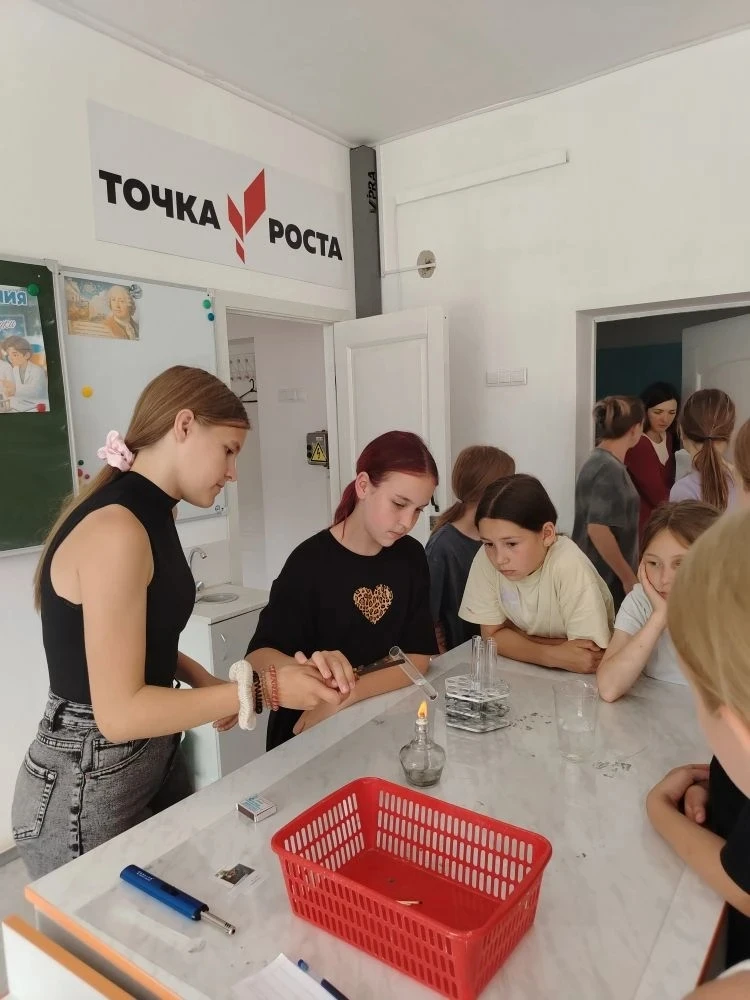 🔬 Сегодня в летнем лагере для ребят прошёл настоящий День науки!

А началось все с захватывающего ш