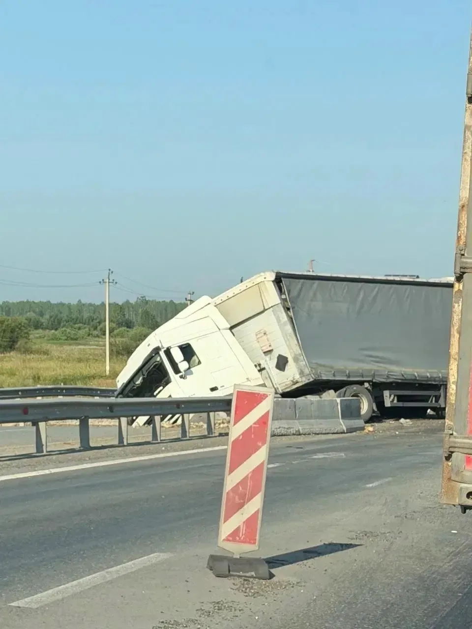 Фура провалилась в яму посреди трассы Екатеринбург — Тюмень

Очевидцы считают, что выбоина на участк