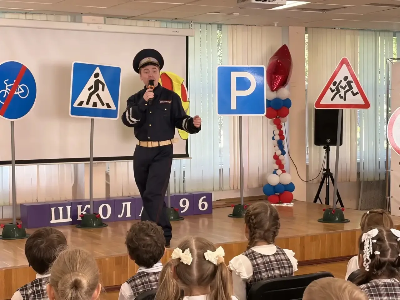 🚦Сегодня в нашей школе состоялся спектакль для первоклассников "Безопасный светофор", ...