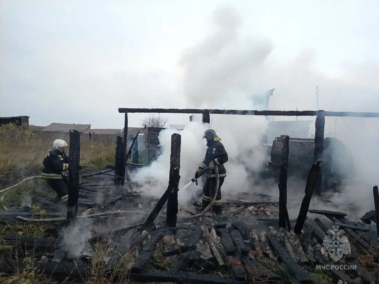 В Устьянске огонь повредил гараж, грузовик и хозяйственную постройку