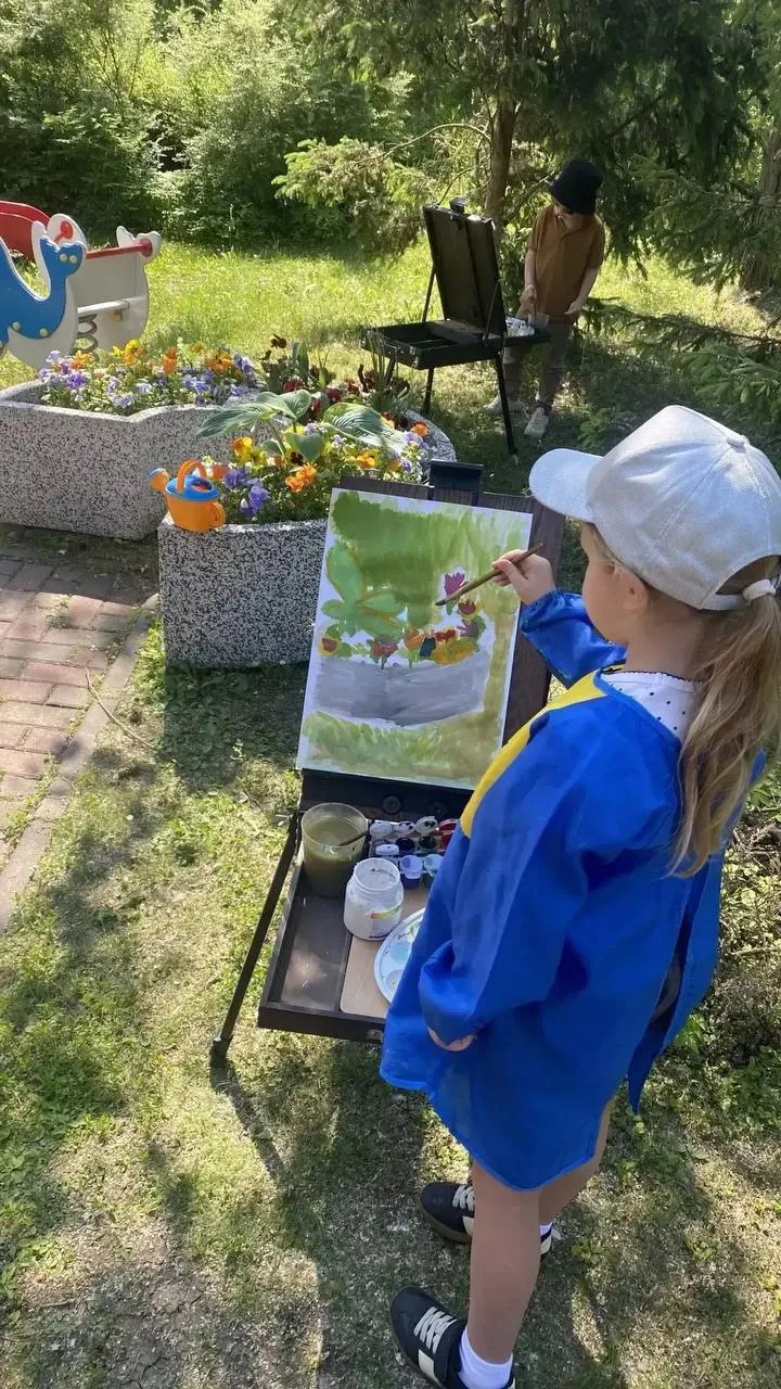 Классики на пленэре 🎨

Наш школьный ботанический сад превратился в настоящую мастерскую под открыты
