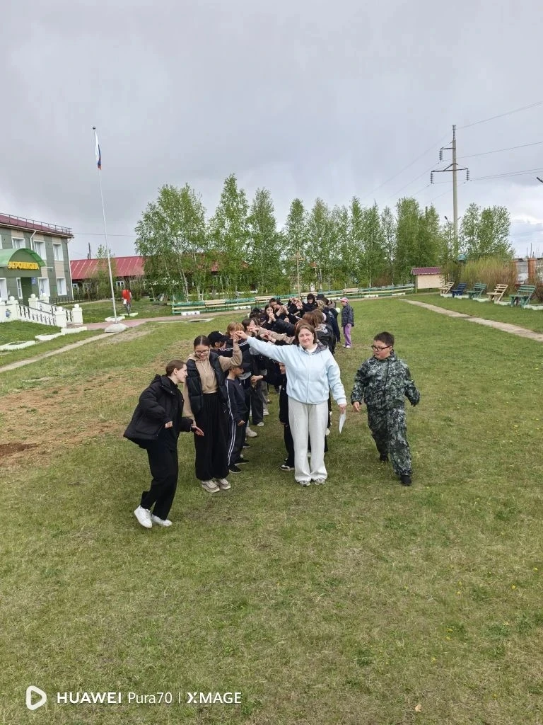 Целую неделю пришкольный лагерь гостеприимно открывал свои двери для ребят, превращая обычные летние