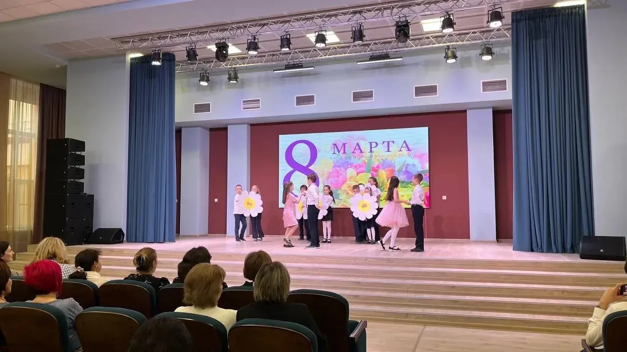 Сегодня обучающиеся МАОУ «Школа №10»города провели праздничное мероприятие, посвящённое Международно