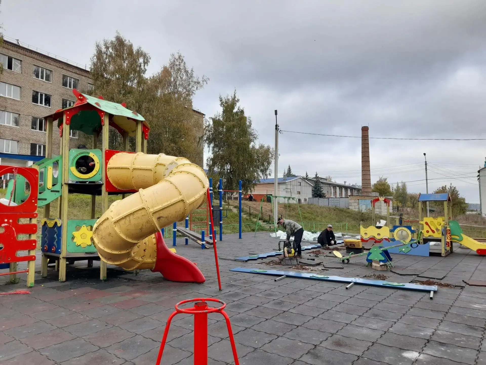 «Башкирские дворики»: ремонт детской площадки на ул. Красной, 109/1