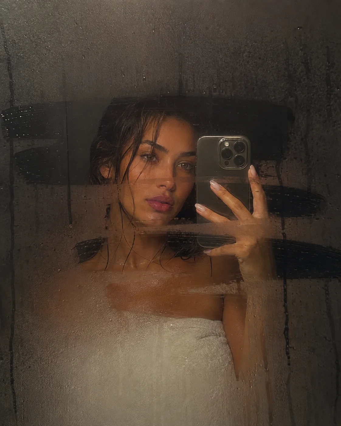 Создай портрет, не меняя черты лица. moody bathroom mirror selfie фото красивой девушки...