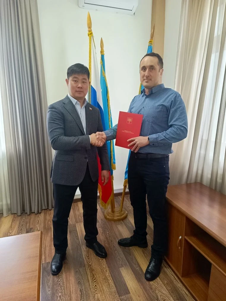 👤Вениамин Пак поздравил работников ЖКХ и вручил награды от Городской Думы Южно-Сахалинска