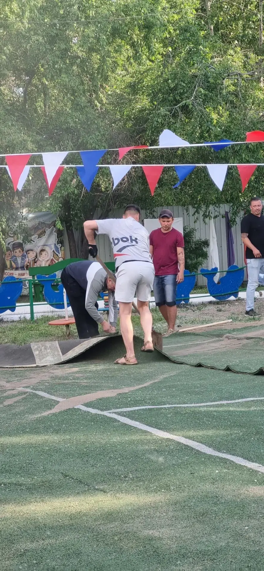 Спасибо  огромное говорим нашим замечательным папам за помощь: совместными усилиями  они расправили 