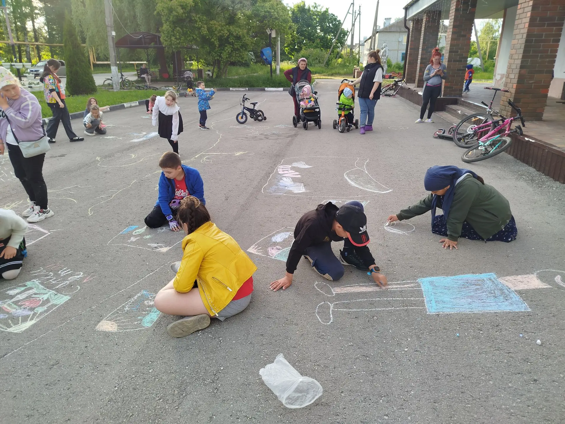Конкурс рисунков на асфальте «Здравствуй, лето!» в п. Центральный