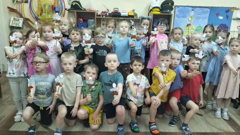 Белый голубь, белый свет, Символ мира, ясный след.